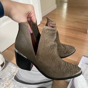Like new Jeffrey Campbell booties sz 8 with box